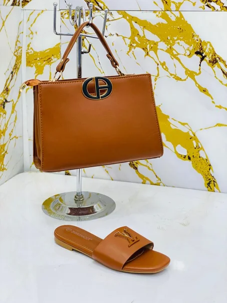 حقيبة يد متوفرة