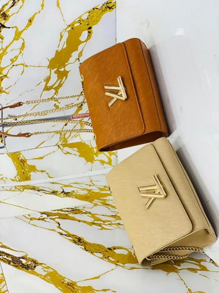 حقيبة يد متوفرة