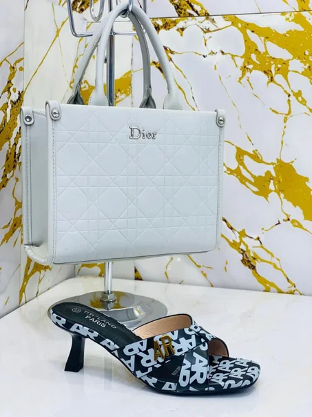 حقيبة يد متوفرة