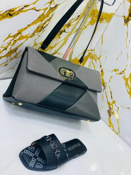 حقيبة يد متوفرة