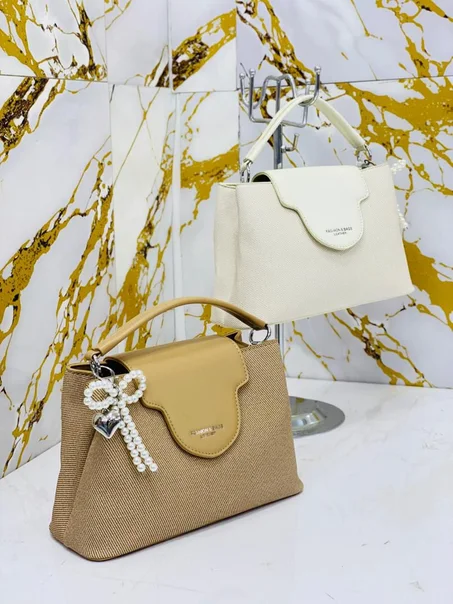 حقيبة يد متوفرة