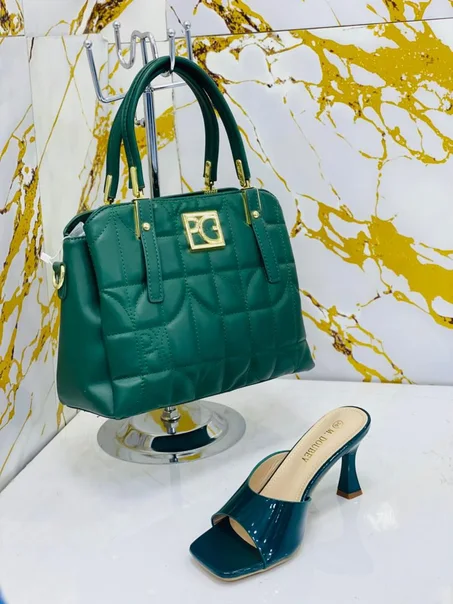 حقيبة يد متوفرة