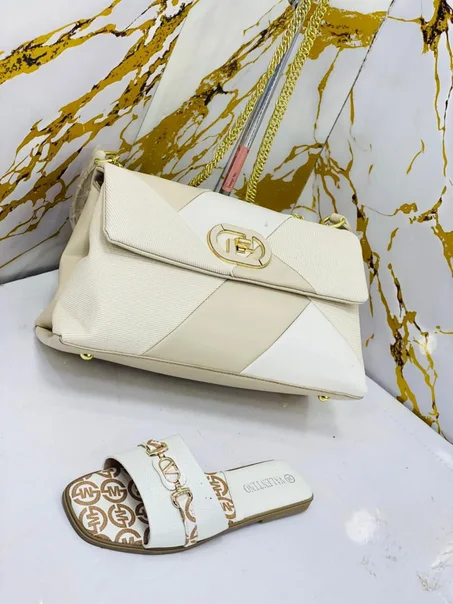 حقيبة يد متوفرة