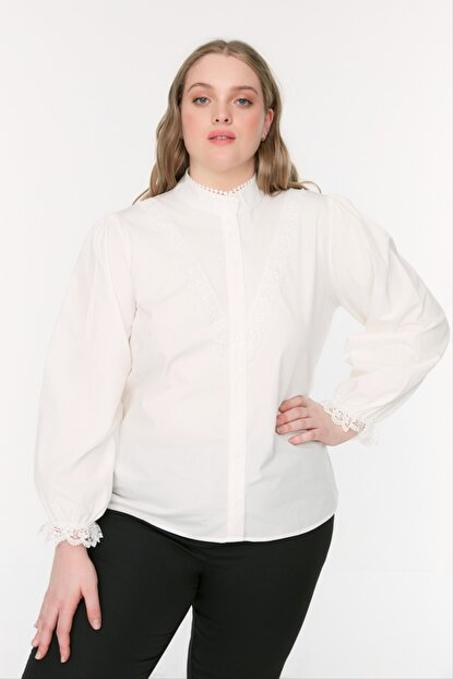 قميص أبيض بأكمام طويلة نسائي
