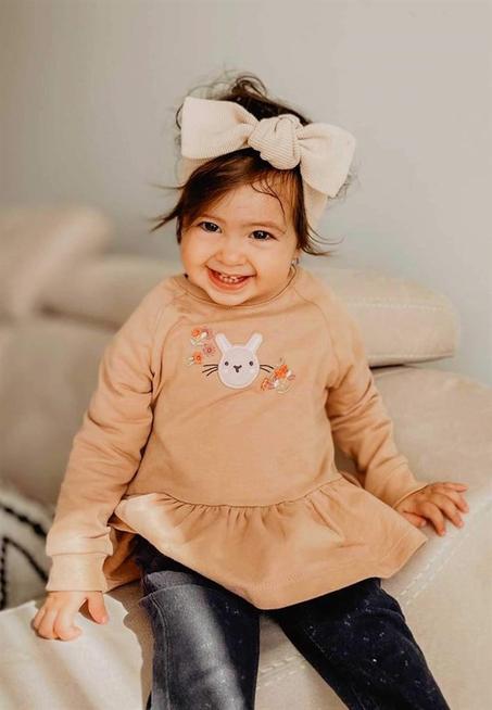 سويت شيرت وردي فاتح بأطراف مكشكشة بناتي