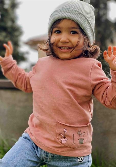 سويت شيرت وردي بطبعة بناتي