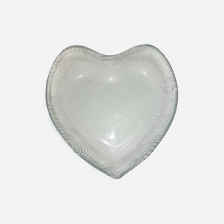 "Plat en verre en forme de cœur"
