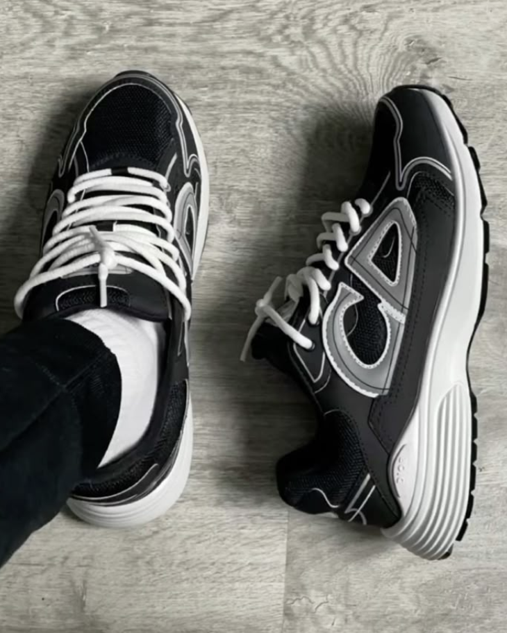 BLACK/WHITE