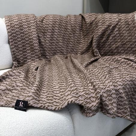 PLAIDE EN LAINE – Rose poudré avec motifs marron élégants