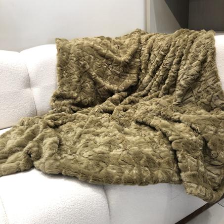 PLAIDE EN FAUSSE FOURRURE  & Vert olive doux et chaleureux