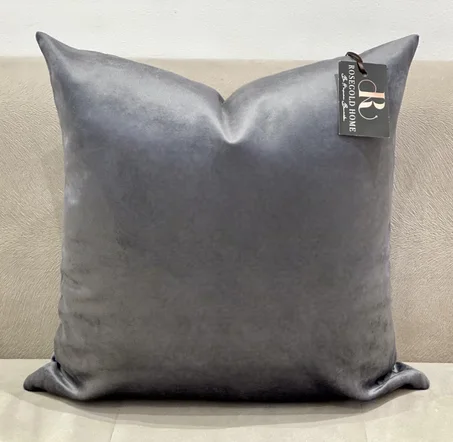 COUSSIN EN VELOURS GRIS FONCÉ