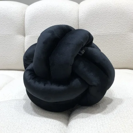 COUSSIN NOEUDS & Noir intense au style minimaliste et chic