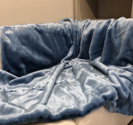 PLAIDE EN FAUSSE FOURRURE  & Bleu profond doux et réconfortant
