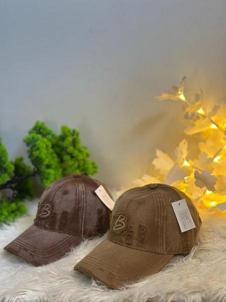 vintage distressed caps كلاسيكي بلمسة عصرية