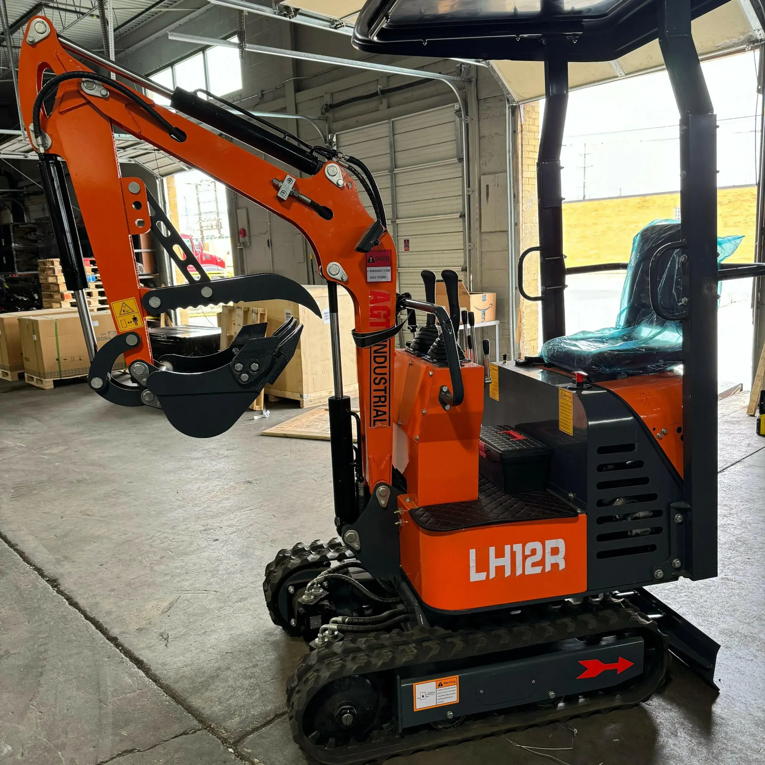 AGT Rato 1-Ton Mini Excavator – 13.5 HP Gasoline Engine by Machinerylol