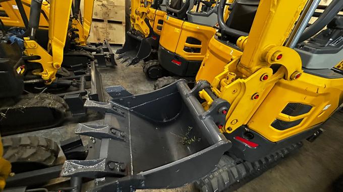 AGT Shantui 1.8-Ton Mini Excavator with Kubota Engine and Swing Boom