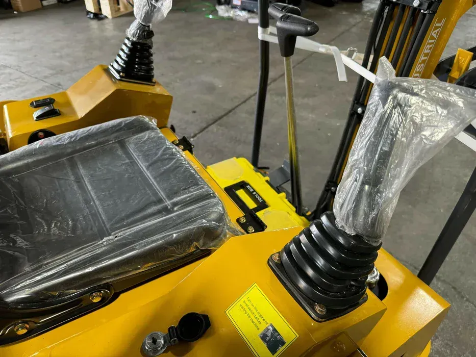 1.5 ton, 13.5HP RATO Mini Excavator w/ pilot control system | AGT-H15R