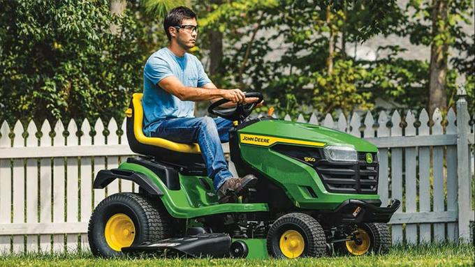 John Deere S160 Lawn Tractor – Reliable Power, Comfortable Ride, Superior Cut