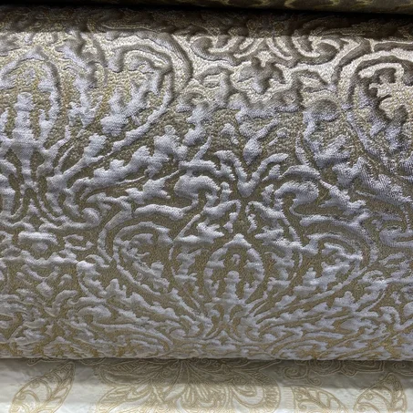 Velours brodé taupe matelassé