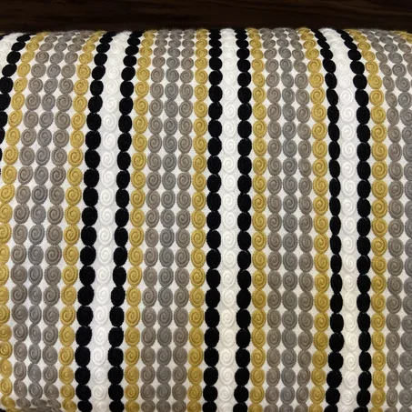 Tissu artisanal brodé noir moutarde