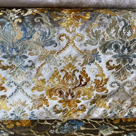 Velours brodé taupe