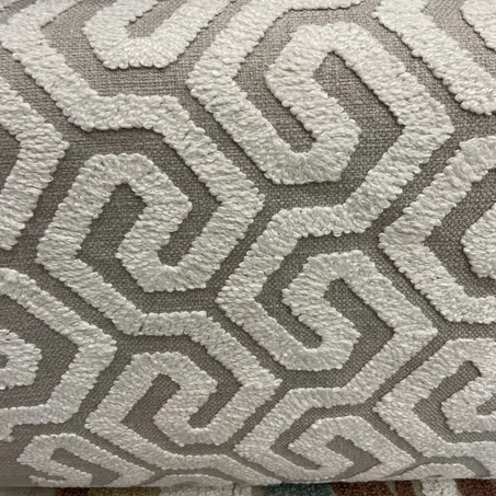 Tissu artisanal brodé blanc cassé