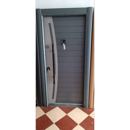 باب معدني عصري بتصميم راقٍ وجودة عالية