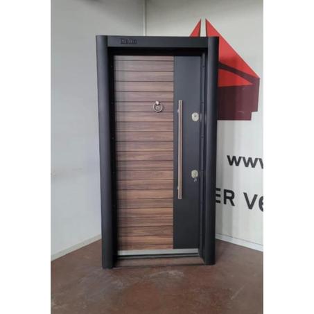 اجعل مدخل منزلك تحفة فنية تعبر عن شخصيتك. باب يجمع بين الجمال، القوة، والأداء.  لا تفوت الفرصة! اتصل بنا