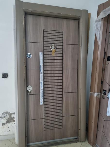 أضف لمسة من الفخامة العصرية والأمان المتكامل لمنزلك! باب بتصميم هندسي فريد.