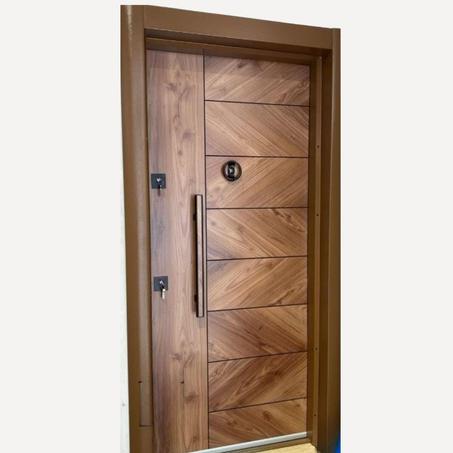 📌 أضف لمسة من الفخامة والأمان لمنزلك! باب خشبي عصري بتصميم فريد