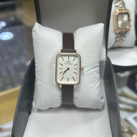 Montre Minimaliste Rectangulaire en Cuir Marron – Daniel Wellington