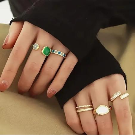 Bague Élégance Marine en Perle Blanche et Émail Bleu