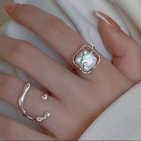 Bague Moderne en Perle Blanche Carrée - Disponible en Argent et Or