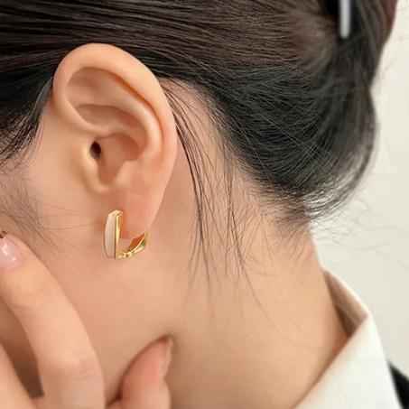 Boucles d'Oreilles Créoles Géométriques d'Inspiration Française.