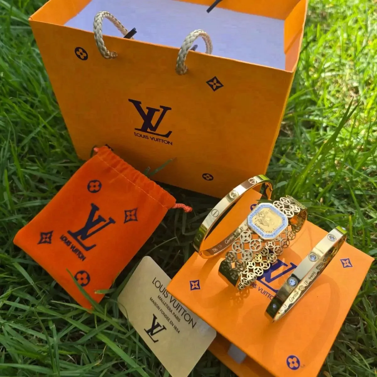 ✨ LV Luxury Trio Bracelets ✨قطعة تضيف الأناقة لكل إطلالة