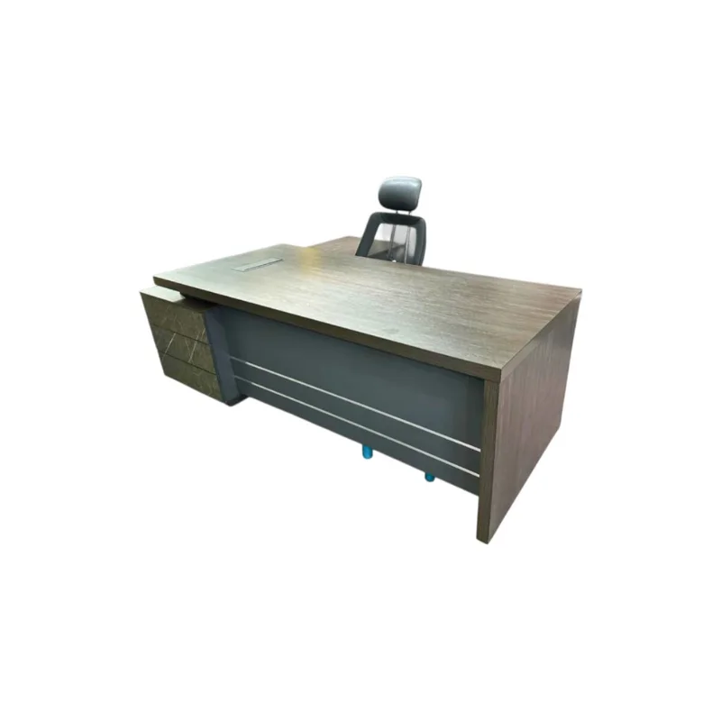 Bureau de direction finition bois foncé avec espace de travail spacieux