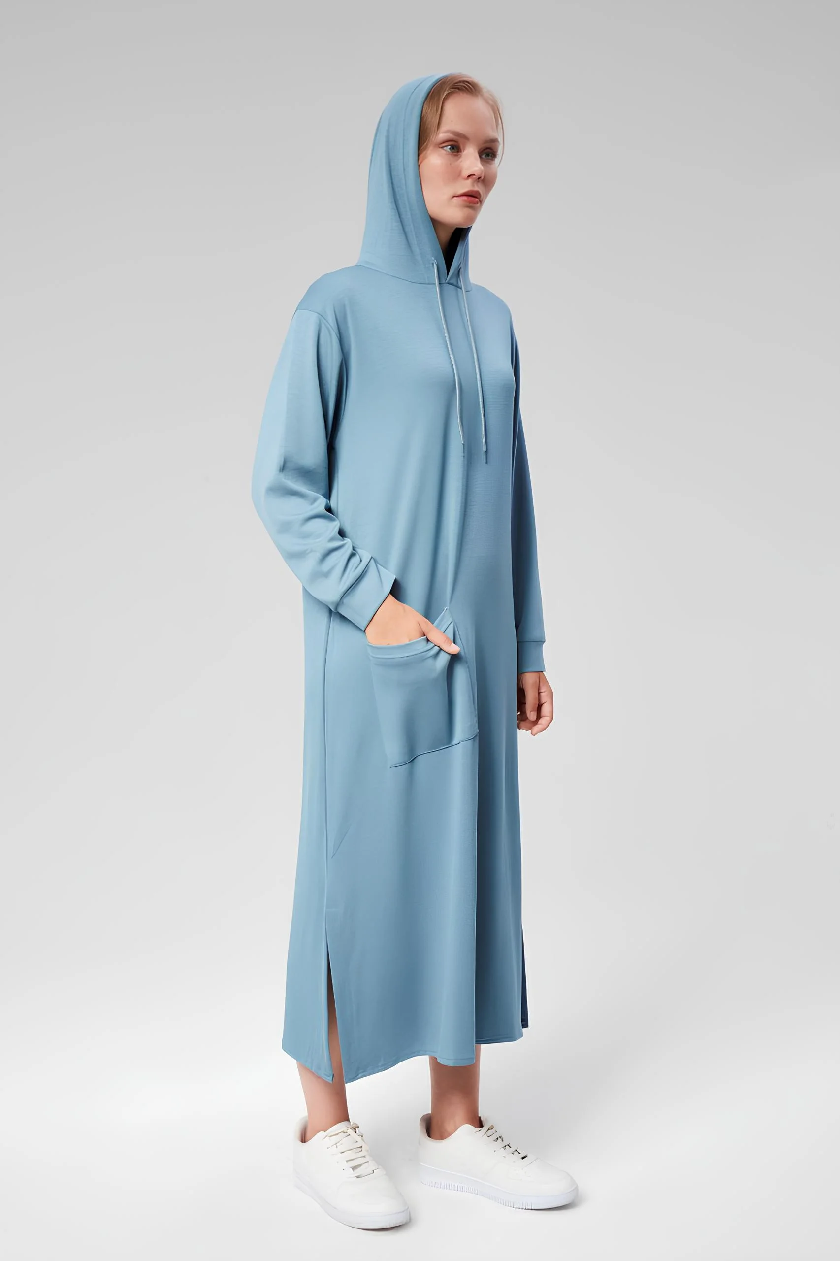 ROBE MONTONNE AVEC CAPUCHE