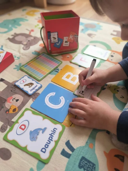 علبة بطاقات الحروف الفرنسية التعليمية - قابلة للمسح