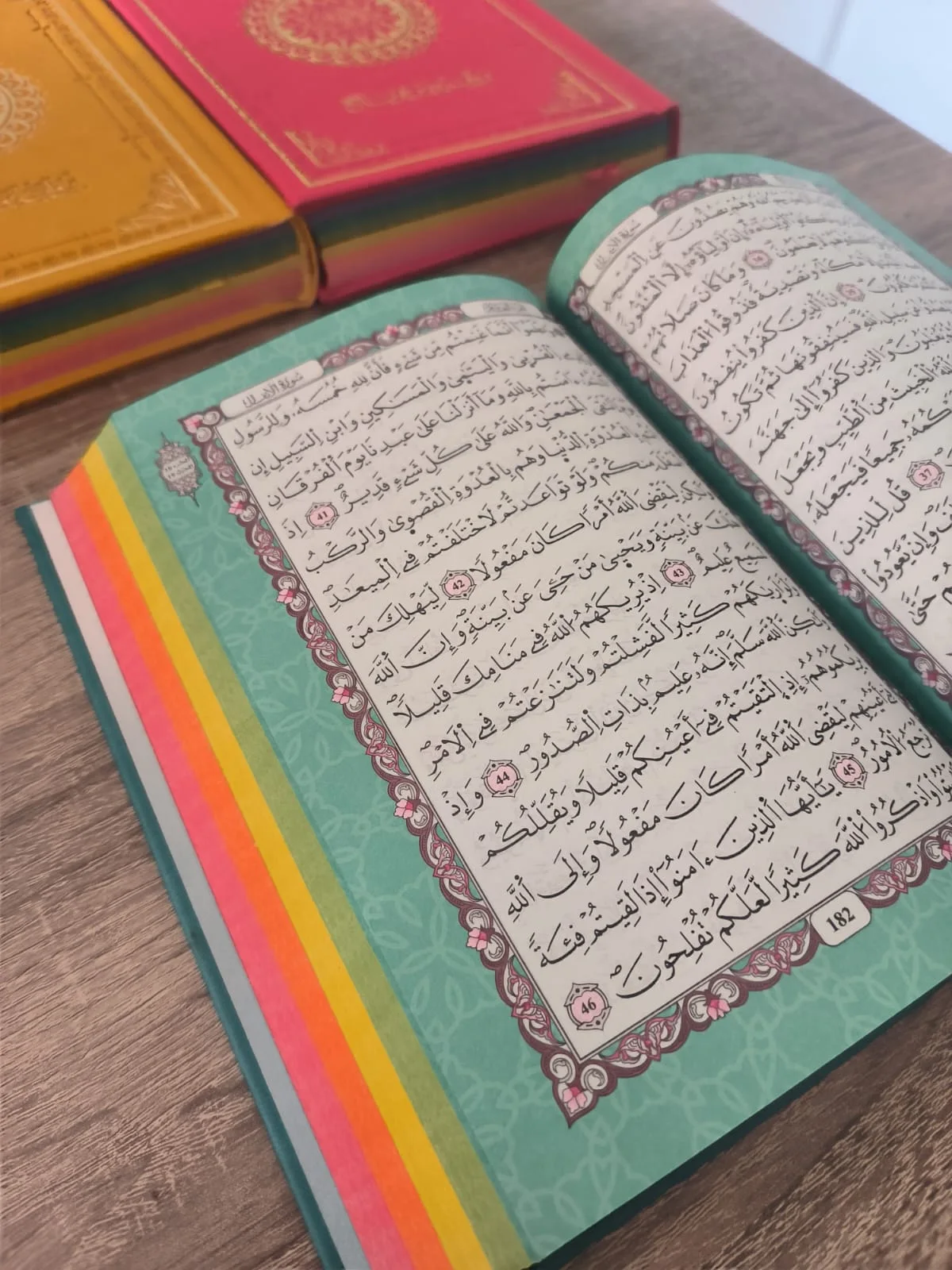 مصحف التجويد الملون - رواية ورش عن نافع (متوفر بـ 3 ألوان ملكية)