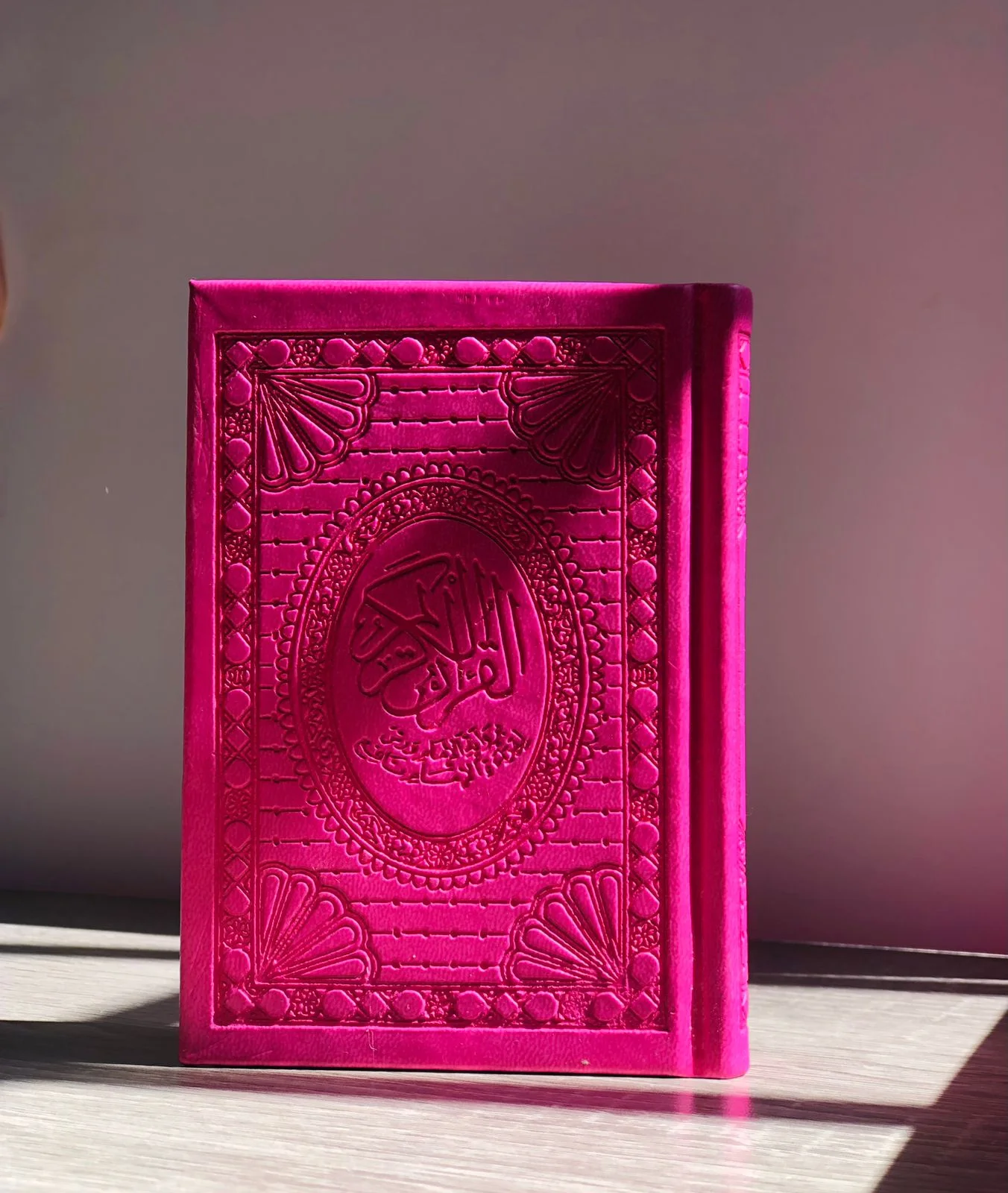 مصحف ثماني  فاخر بغلاف مخملي وردي مع حواف ذهبية