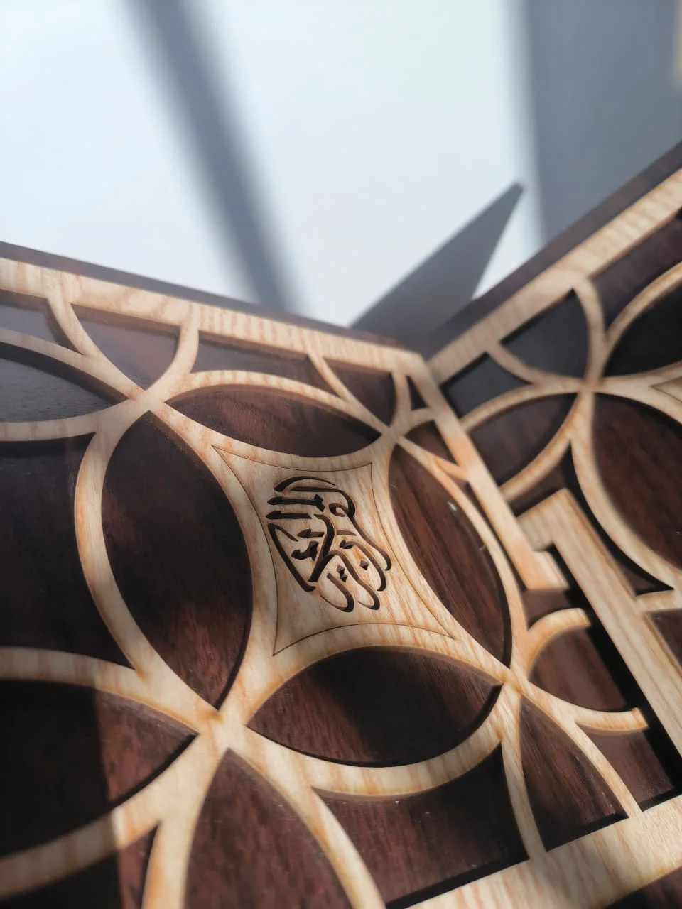 مقرأة خشبية فاخرة للقرآن الكريم – تصميم محفور ليزر