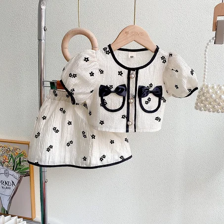 Ensemble deux pièces jupe courte à manches courtes style Chanel pour filles, collection été 2026.
