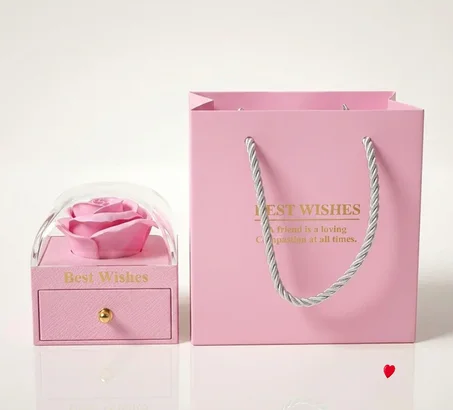 صندوق "الحب الأبدي" باللون الوردي مع عقد قلب ثمين وردي