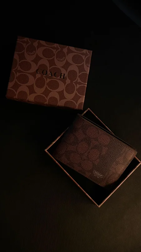 محفظة رجالية ستايل راقي – خفيفة وعملية للاستعمال اليومي