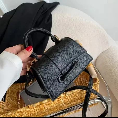 حقيبة كتف نسائية أنيقة وعصرية لحمل الأساسيات