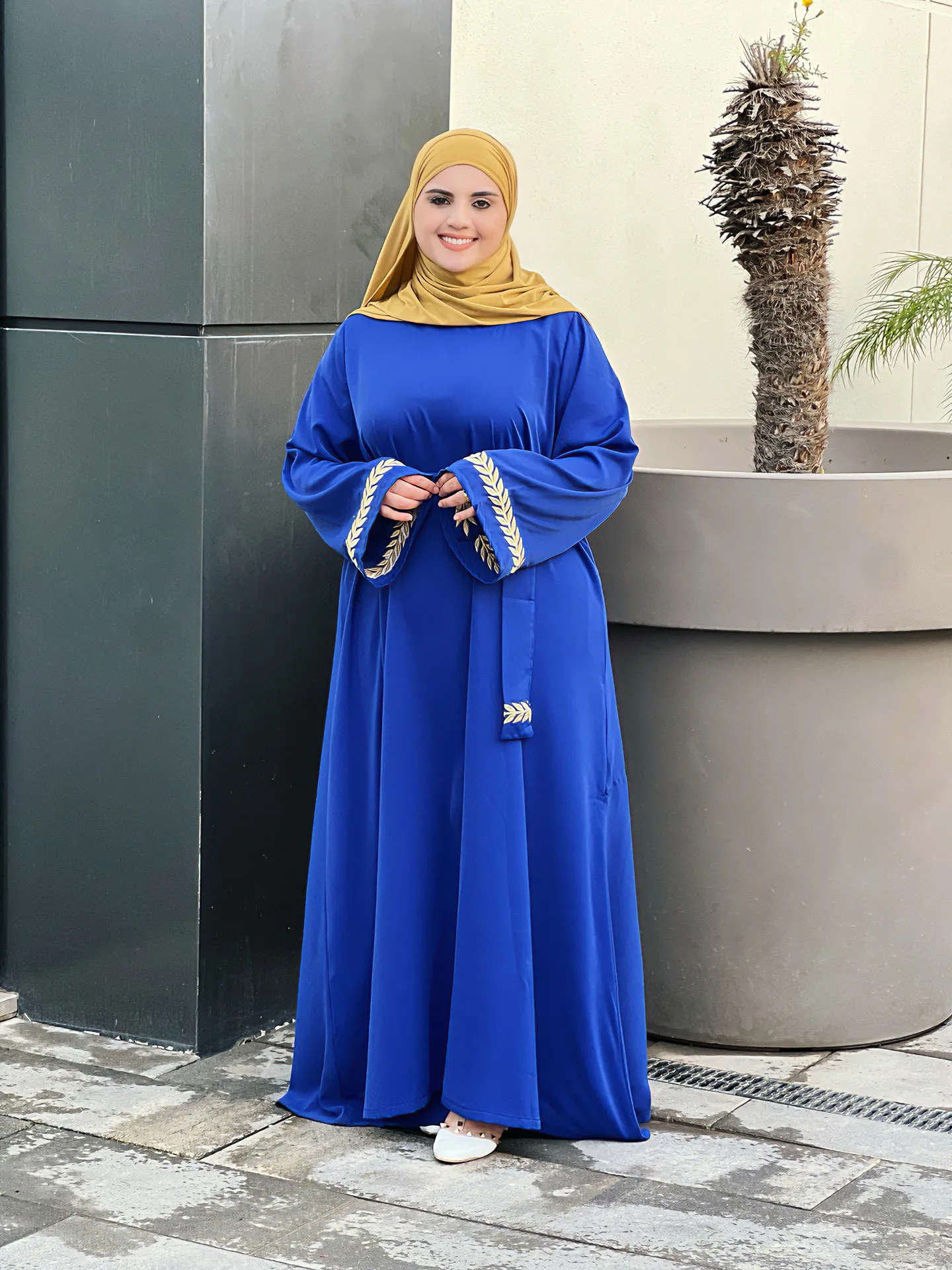 جلابة عصرية بتطريز راقي