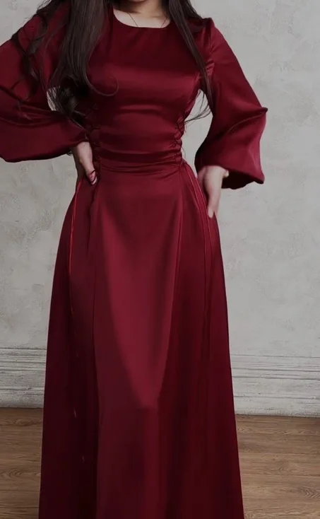 فستان الساتان الأنيق