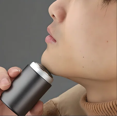 ماكينة حلاقة كهربائية عملية وأنيقة، مناسبة للحلاقة اليومية، ومعها كابل USB للشحن.