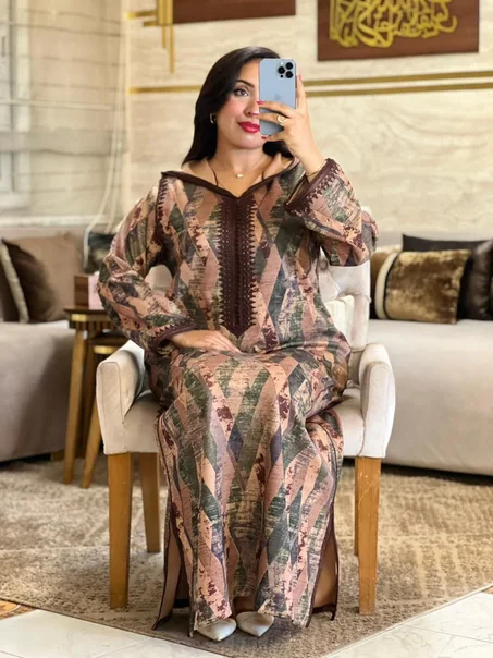 جلابة عصرية بنقشة كلاسيك – أناقة وراحة فـ نفس الوقت