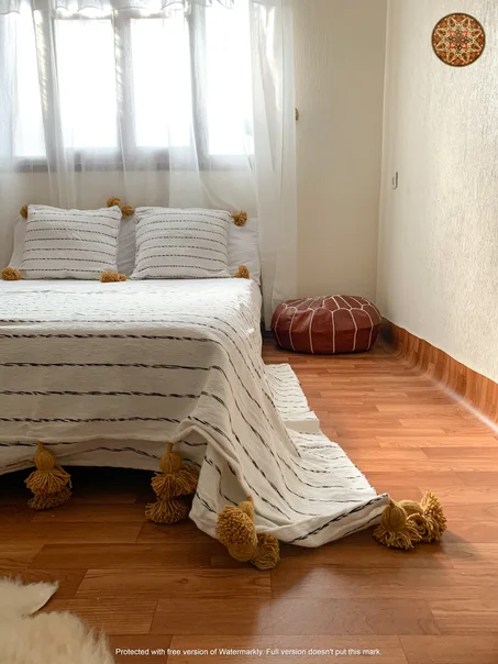 Plaid Traditionnel fait main à Pompoms avec 2 coussins